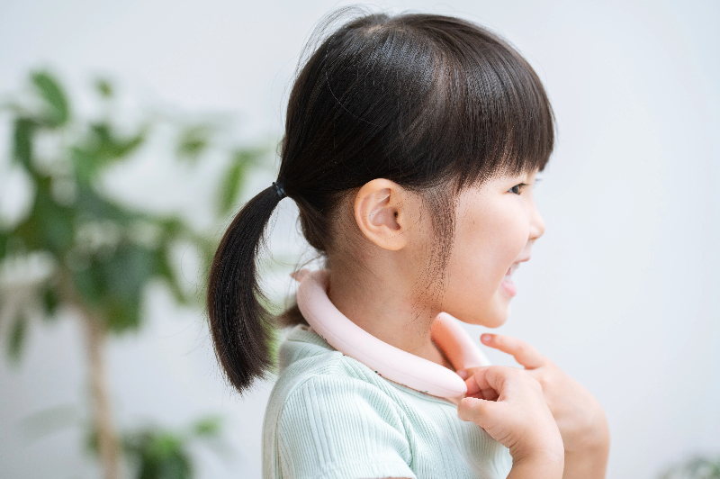 Discover how a reusable neck cooler helps prevent heatstroke and enhances comfort during hot weather. 
