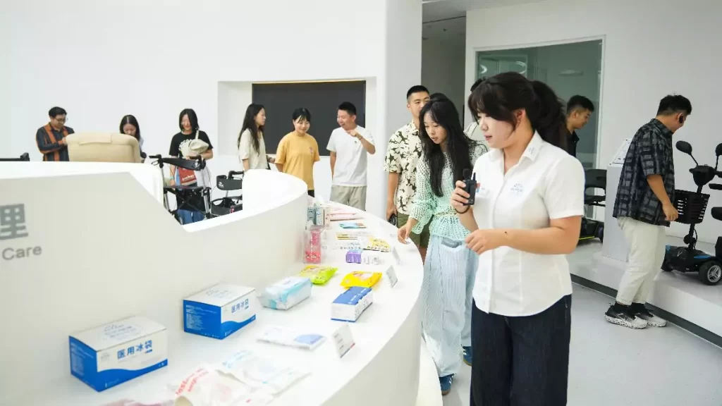 Tsinghua and Peking University Students Visit INTCO Medical